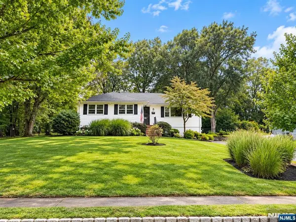8 Country Club, Livingston, NJ 07039