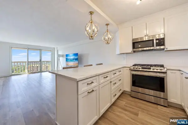 555 North Avenue 17L, Fort Lee, NJ 07024