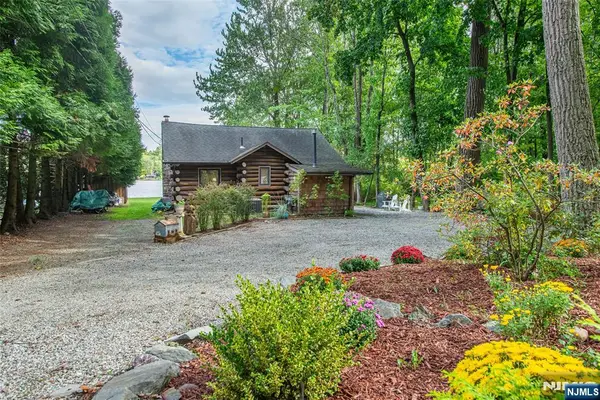 207 Bearfort Road, West Milford, NJ 07480