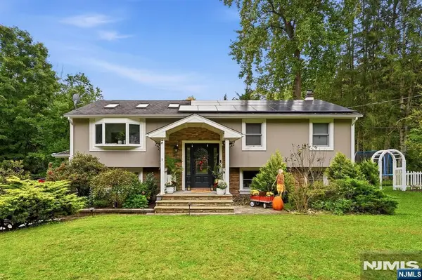 9 Ponderosa Place, West Milford, NJ 07421