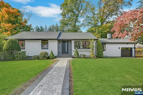 516 Harriet Place, Franklin Lakes, NJ 07417