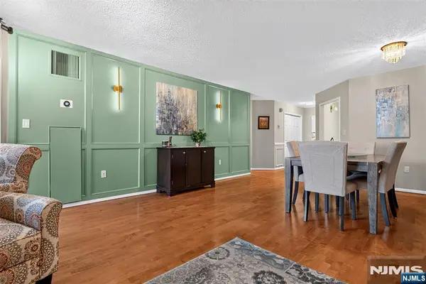 1208 Harmon Cove Tower, Secaucus, NJ 07094