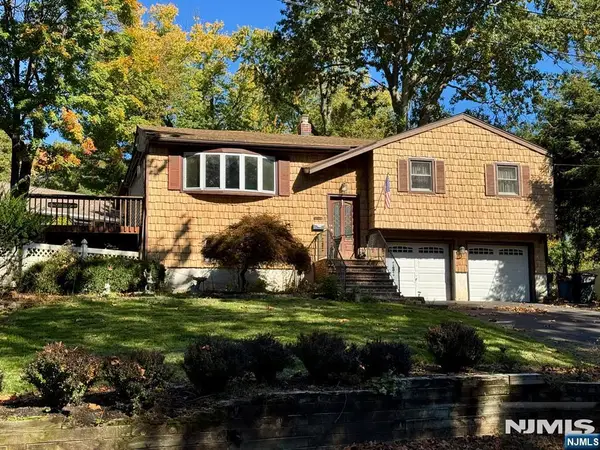 32 Esplanade Drive, Hillsdale, NJ 07642