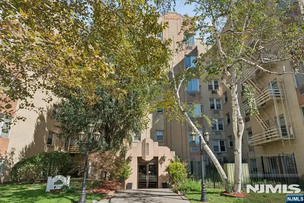 19-31 Lyons 610, Newark, NJ 07112