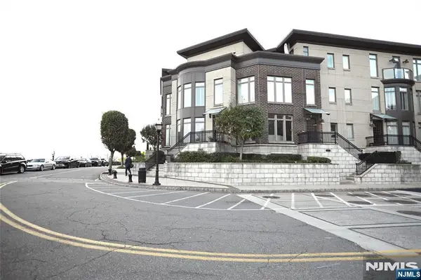 4 Henley Place 4, Weehawken, NJ 07086
