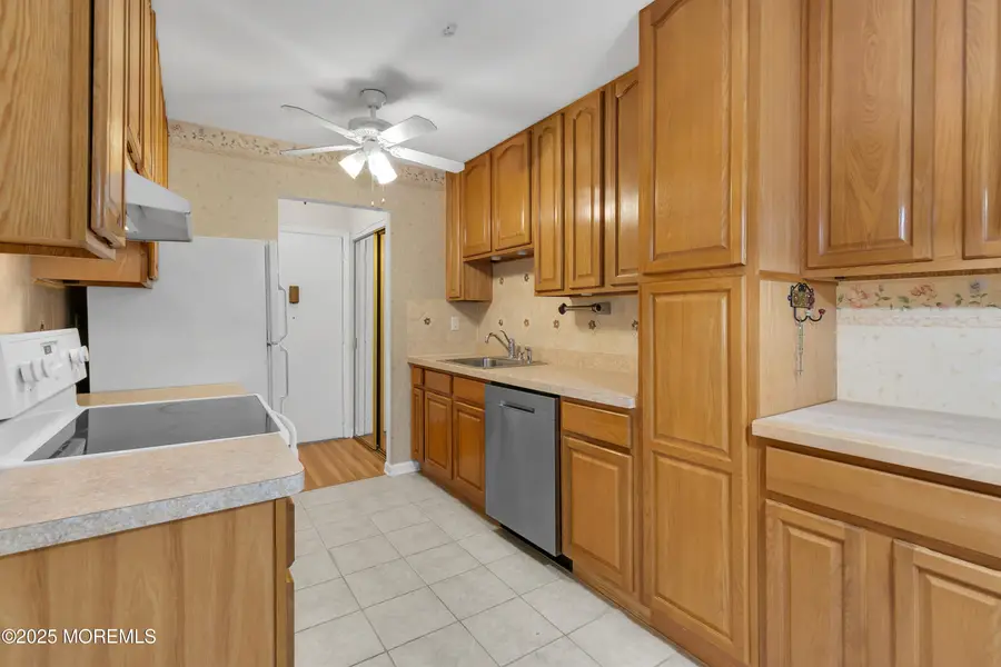 26 Meadow Green Circle #K, Manalapan Township, NJ 07726 - Image #3