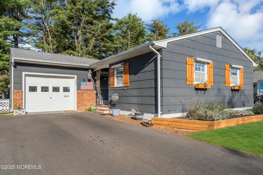 1086 Edgebrook Drive, Toms River, NJ 08757 - Image #2