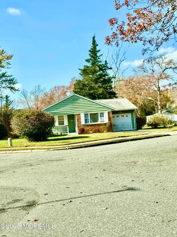 28 Bellflower Court, Toms River, NJ 08755