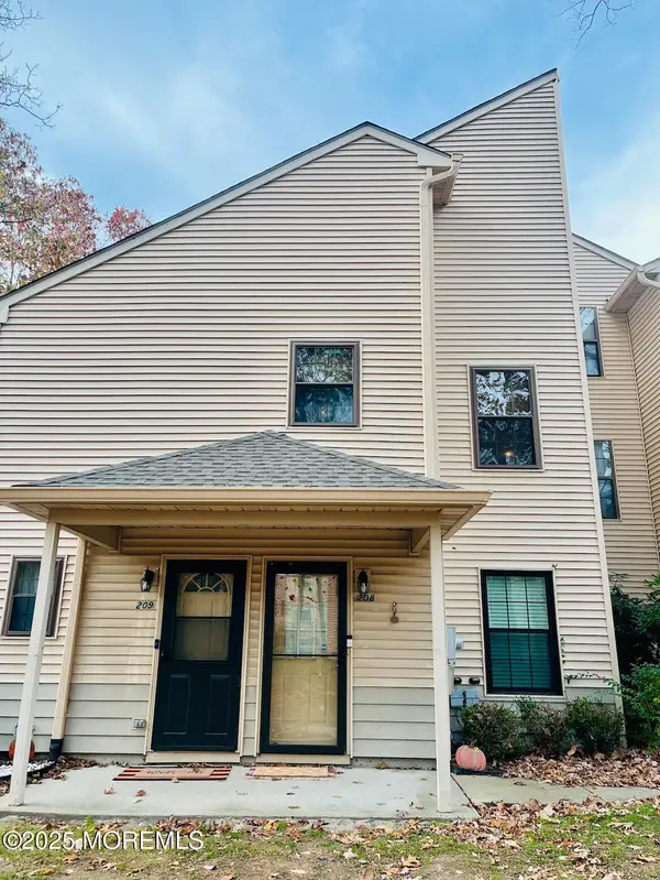 208 Owls Nest Court, Jackson, NJ 08527