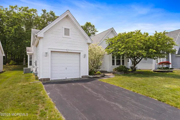 18 Valley Stream Place, Barnegat, NJ 08005