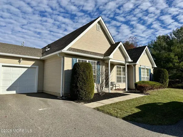 33 Deerchase Lane, Lakewood, NJ 08701