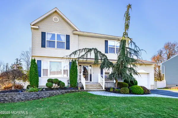 10 Sandybrook Road, Manalapan, NJ 07726