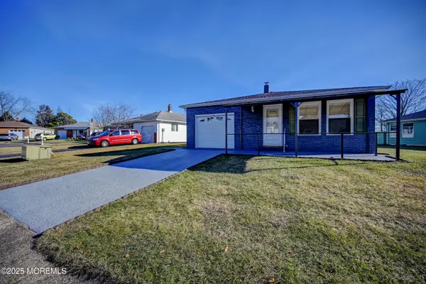 8 Newcastle Court, Toms River, NJ 08757