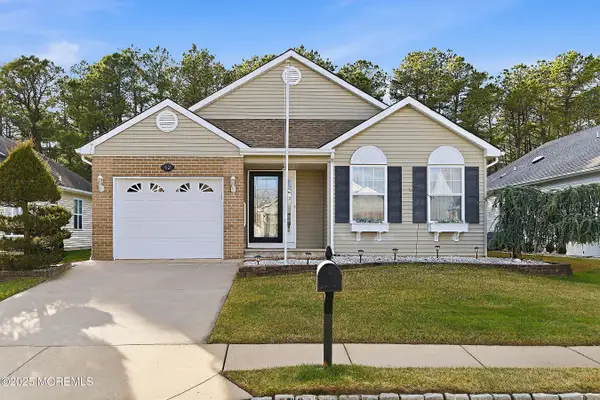 52 Canterbury Lane, Toms River, NJ 08757