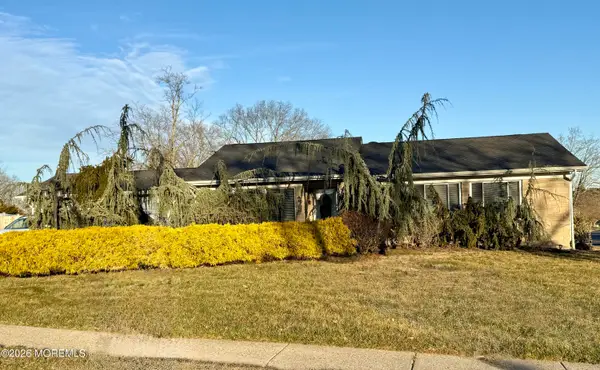 2 Apache Drive, Toms River, NJ 08753