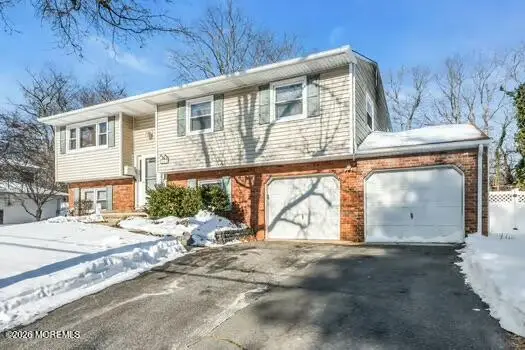 10 Lexington Road, Howell, NJ 07731