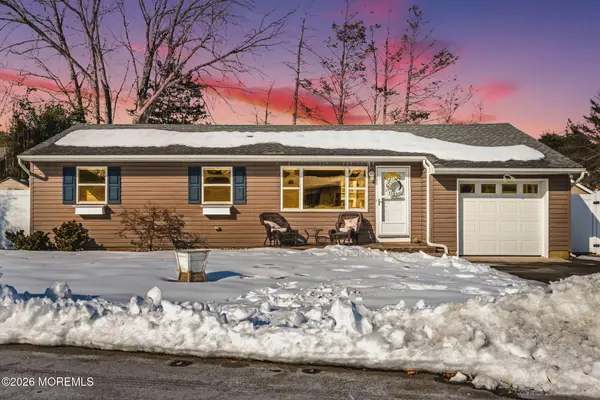 98 Oak Tree Lane, Toms River, NJ 08753