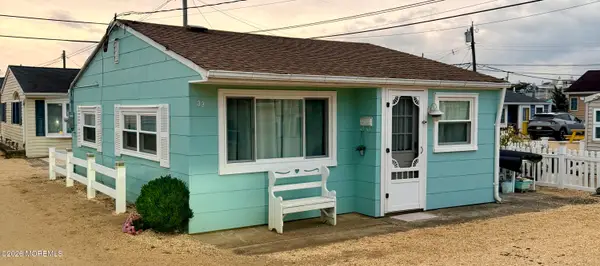 33 Penguin Way, Lavallette, NJ 08735