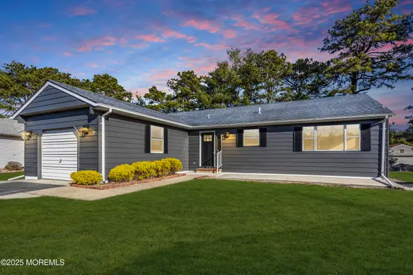 9 Gramercy Court, Toms River, NJ 08757