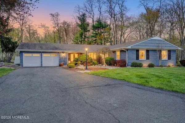 10 Wayne Court, Manalapan, NJ 07726