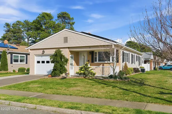 55 Woodstock Drive, Toms River, NJ 08757