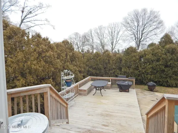 19 Peachtree Road, Oakhurst, NJ 07755