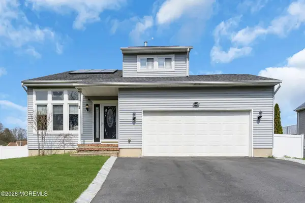 8 Cripple Creek Road, Howell, NJ 07731