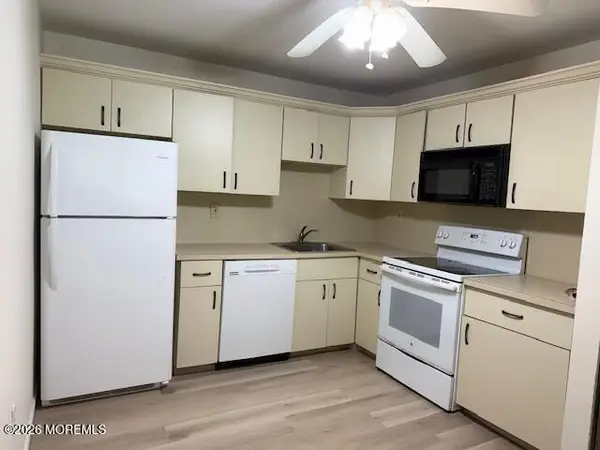 113 Amberly Drive #F, Manalapan, NJ 07726