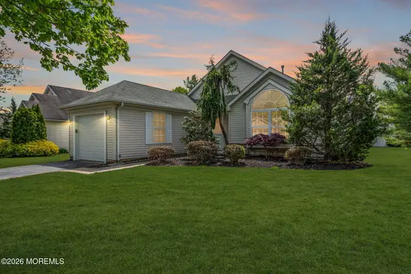 8 Skyline Drive, Lakewood, NJ 08701