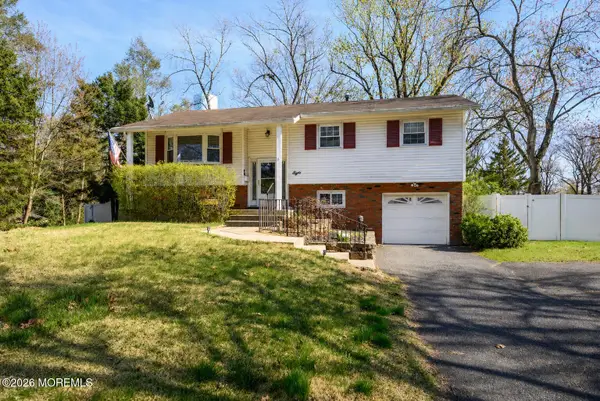 8 Holiday Road, Manalapan, NJ 07726