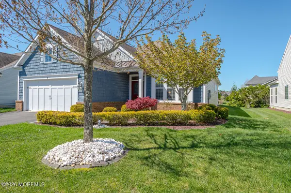 8 Dartford Drive, Farmingdale, NJ 07727
