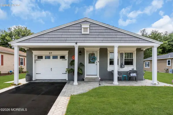 37 Wedgeport Drive, Toms River, NJ 08757