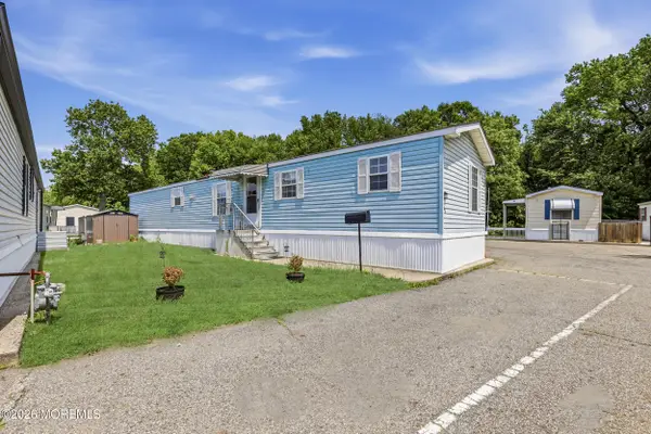 48 Pine Creek Village, Hazlet, NJ 07730