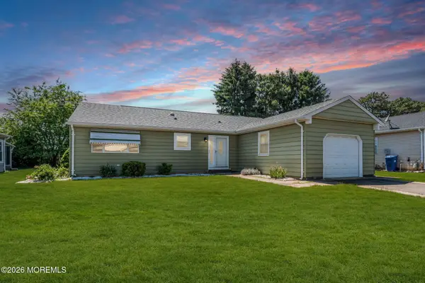 15 Chateux Lane, Toms River, NJ 08755