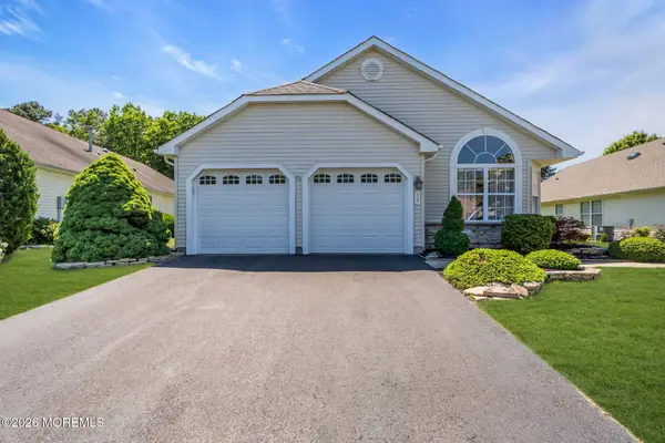 36 Strawberry Lane, Lakewood, NJ 08701