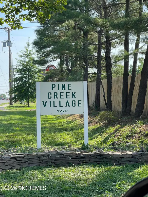 30 Pine Creek Village, Hazlet, NJ 07730