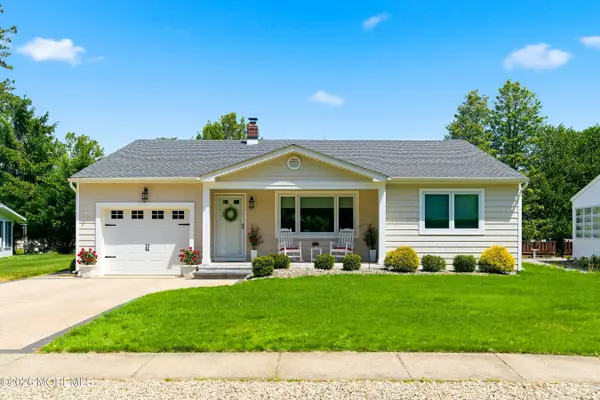16 Crescent Drive, Toms River, NJ 08757
