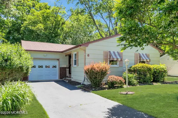 6 Woodbury Court, Toms River, NJ 08757