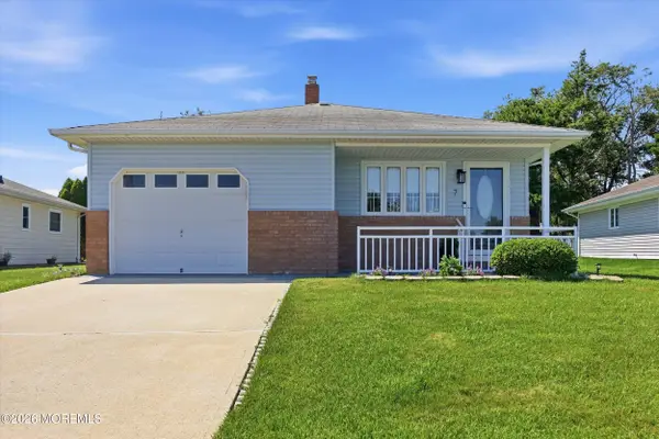 7 Saint Catherine Boulevard, Toms River, NJ 08757