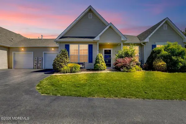 18 Deerchase Lane, Lakewood, NJ 08701