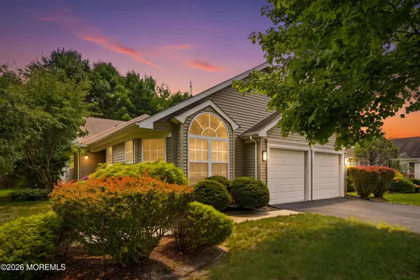 39 Valley Stream Lane, Lakewood, NJ 08701
