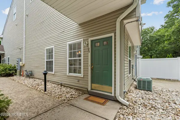 25 Phoenix Court, Tinton Falls, NJ 07712