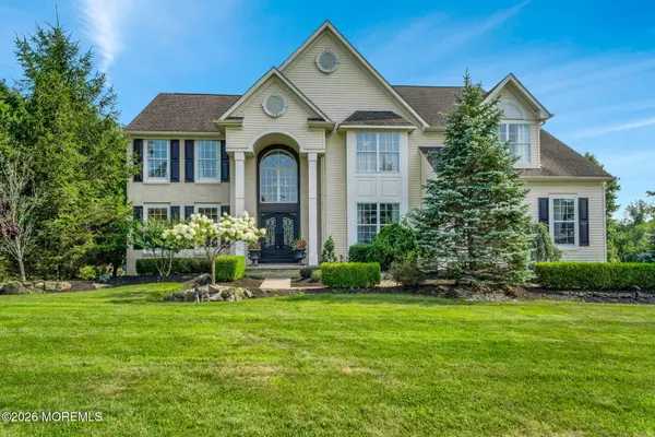 28 Canterbury Way, Farmingdale, NJ 07727