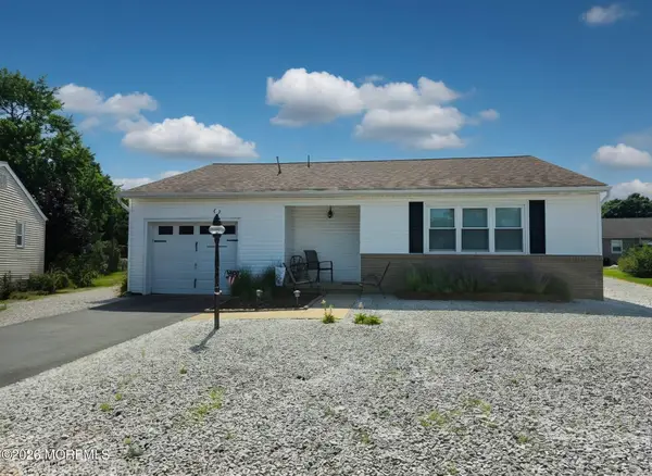 17 Wiltshire Court, Toms River, NJ 08757