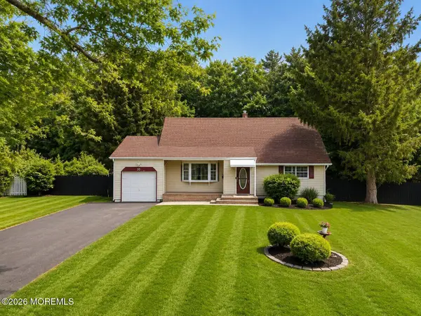 33 Heather Drive, Manalapan, NJ 07726