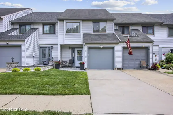 18 Lexington Circle, Matawan, NJ 07747