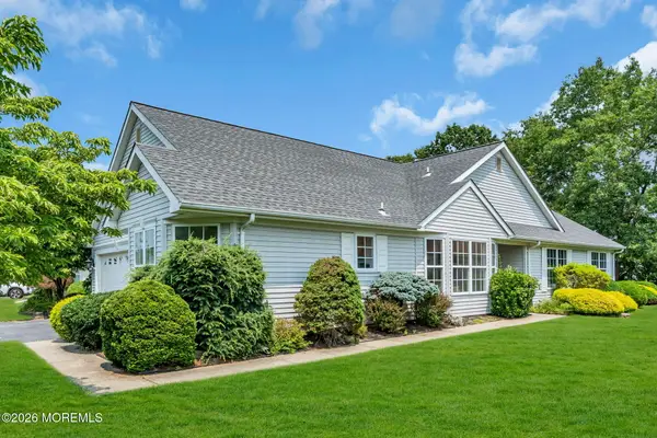 39 Strawberry Lane, Lakewood, NJ 08701