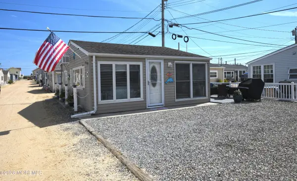 31 Sandpiper Way, Lavallette, NJ 08735