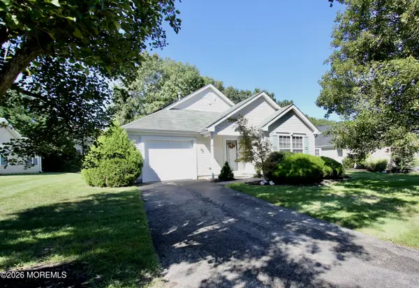 6 Wellington Lane, Lakewood, NJ 08701