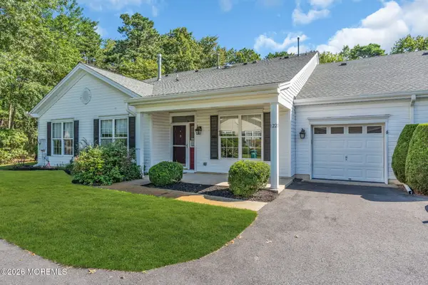 122 Greenlawns Drive, Lakewood, NJ 08701